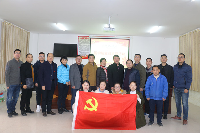 与结对帮扶户合影